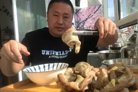 19块钱二斤半，满黄猪苦肠，清水煮蘸酱油，农村大哥大口吃过瘾视频封面