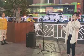 南宁市街头小女孩街唱一首张韶涵的欧偌拉，又可爱又好听！视频封面