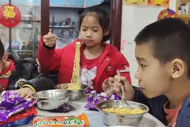 三兄妹半夜肚子饿吃方便面，每人泡一袋泡面，吃得津津有味