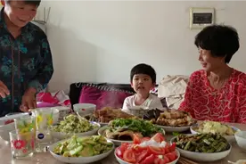 东北人家的家宴，最少4个菜冷热都要有，二姨夫炖的排骨好吃！视频封面