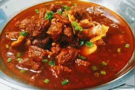 红烧牛肉好吃的家常做法，牛肉软烂入味，出锅连汤汁都不剩