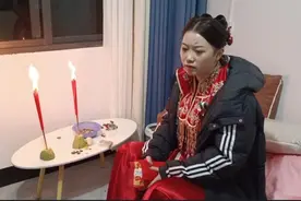姐姐换上红色嫁衣，真是一个漂亮的新娘，大家看见羡慕了吗视频封面