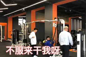 健身房里非洲小伙挑衅成都小伙，成都小伙破口大骂：这是中国地盘