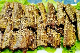 挑战酒店老厨师《焖酥鱼》无色素家庭做法，焖制时间是关键视频封面