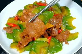苦瓜炒牛肉在家就这么做，苦瓜翠绿爽口，牛肉鲜嫩入味，简单家常视频封面
