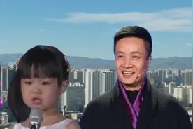阎维文带小外孙女登台，演唱一首《强军战歌》，这爷孙俩好有爱！视频封面