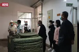 内蒙古高校封校食堂“停摆” “兄弟”高校出手上演暖心一幕视频封面