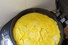 用姜沫煎鸡蛋两个鸡蛋，姜洗精擦沫用电饼铛到上点香油煎