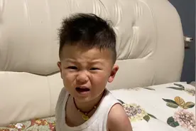 这小孩没憋住竟然又尿床了