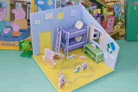 小豌豆来到了佩奇与乔治的家，发现它们的卧室好漂亮，好温馨