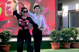吉舞小王子果果和王老师来到小市一庄登场表演水兵舞，太美了！