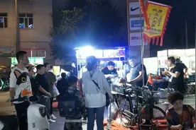 内蒙古包头东河区特色小吃街，城市的烟火气息地摊上各种新颖小吃视频封面