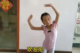 吹泡泡，泡泡带着童年的回忆飞向天空。视频封面