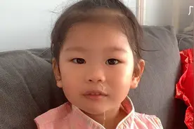 三岁的女儿太搞笑了，打个喷嚏被妈妈抓拍到，不但不帮忙还哈哈笑