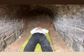 小伙太猛了为了避雨墓穴睡觉，狗子一直叫，早上赶紧收拾东西跑路视频封面