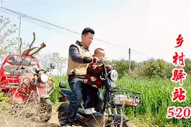 小伙开三轮车托电瓶车，路上三轮发生什么状况？卸下电车拖三轮车视频封面