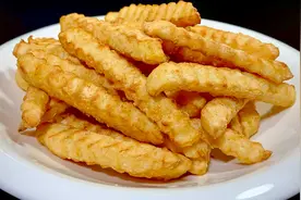 炸土豆条，切记不要直接下锅炸，多做两步，酥脆香甜，孩子超喜欢