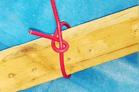 怎么把电线固定在木头上？水电工教你一招，只需要一颗螺丝就够了