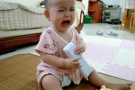 宝妈丢下宝宝一个在家里，宝宝哭的好伤心，没人管没人问，怎么办视频封面