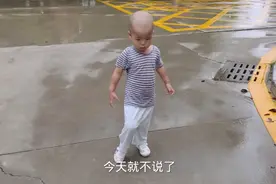 真是惹不起两岁霖霖，玩着玩着又尿裤子了，小伙子太随心了视频封面