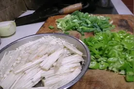 葱花辣椒爆炒 金针菇，鲜香美味视频封面