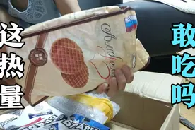 小月分享囤的甜品零食，热量爆棚，真的不惧敢吃吗？还就是摆设？视频封面