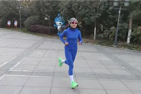 初跑者建议3到5公里，跑前热身跑后拉伸，跑完多做核心力量训练视频封面