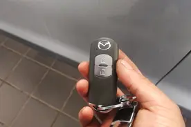 有一键启动，没有无钥匙进入，开车门还是需要按钥匙按键。视频封面