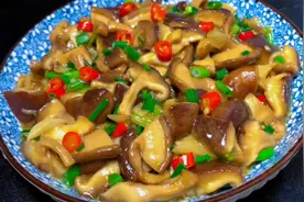 炒蘑菇时，直接下锅炒就错了，教你饭店不外传诀窍，鲜香入味下饭视频封面