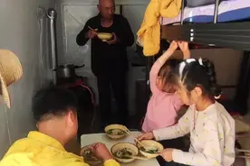 祖孙三代1辆床车自驾高原，参观各莫寺壮观，公公在车里做烩面吃视频封面