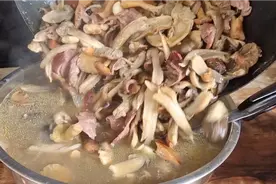 小伙把煮熟的野生菌和火腿真空快递给省外的弟弟，这操作真稀奇视频封面