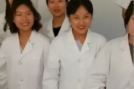 帅气男同学当模特，女医学生笑着围观：他有八块腹肌！