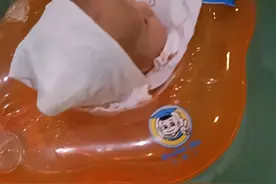 我们孩子身上有湿疹，我带去洗澡，结果严重的把我都吓死了视频封面