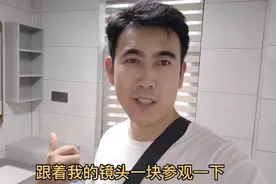 方形卫生间设计简单，墙地一色，小尺寸卫浴让空间看起来更大
