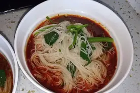 辣厨娘教你做地道的重庆小面，原来要加这么多佐料，少一样都不香视频封面