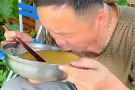 新鲜黏玉米成熟了，从老弟家掰了几棒，做顿新鲜黏苞米粥吃。视频封面