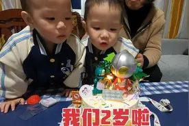 燊燊凯凯2岁啦，给他们过生日，凯凯竟然害羞的躲起来，太可爱了视频封面
