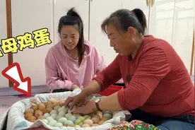 盆里摆满鸡蛋，21天后将变成生命？东北大妈这孵小鸡方法太简单了视频封面