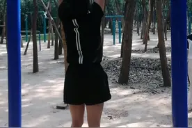 偃师美女玩单杠臂力惊人视频封面