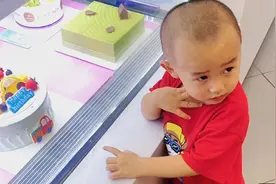 宝宝路过蛋糕店非要吃蛋糕，不愿走了，最后妈妈给买了一只小的！