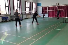 羽毛球混双对战，忠规忠矩，就是体力跟不上！视频封面