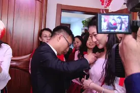 趁新郎给新娘戴胸花的空，伴郎给伴娘也戴上了，这是传说中的撩吗视频封面