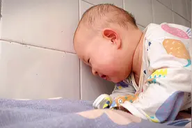 八个月宝宝拿头撞墙为那般？这是想干啥呢？视频封面