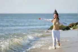 夏日炎炎去海边，阳光沙滩美女好美的景观，海滩海浪美女现！视频封面