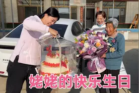 84岁姥姥过生日，孩子们都来庆生，一束鲜花让姥姥爱不释手！