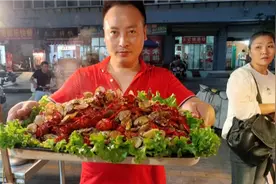 龙虾和花蛤烧一起像海鲜大杂烩，他们直接下手抓，也不怕辣了过瘾