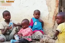 母亲生病，还要为三个年幼的儿子寻找食物，孩子们饿了两天太心酸视频封面