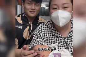 胖姐：知道你们都想看宝宝，来吧看吧。一家三口👨‍👩‍👧同框啦！