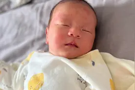 喝到奶就立马不哭了的小宝宝视频封面