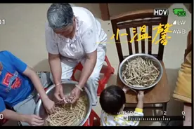 2岁半萌宝宝“自助”外婆家挣鸡腿实录